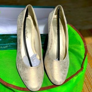 Women’s 1 1/2” Pump - Lt. Gold sz 10W $20